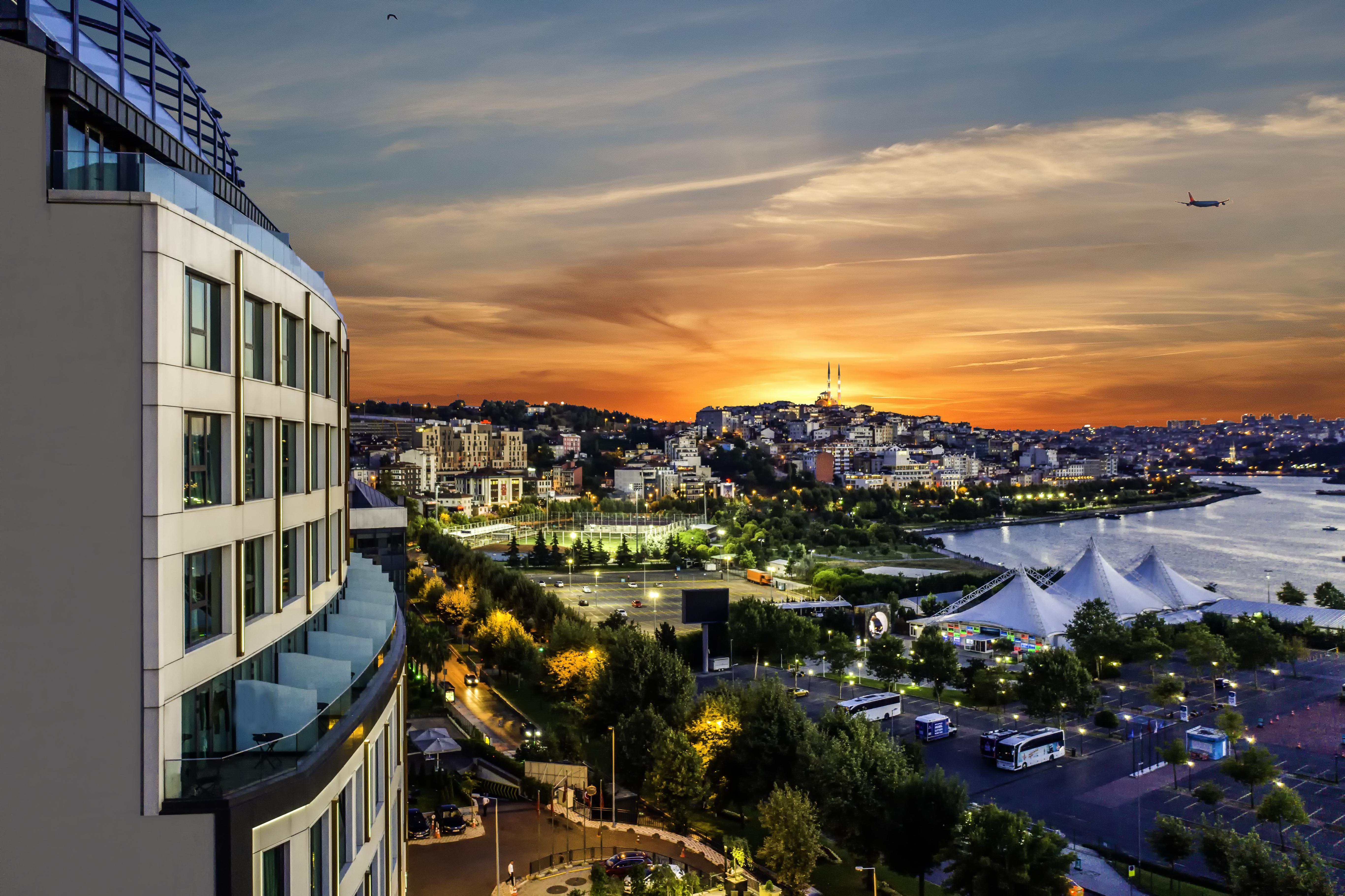 Clarion Hotel Golden Horn Istambul Extérieur photo View of the city from the hotel