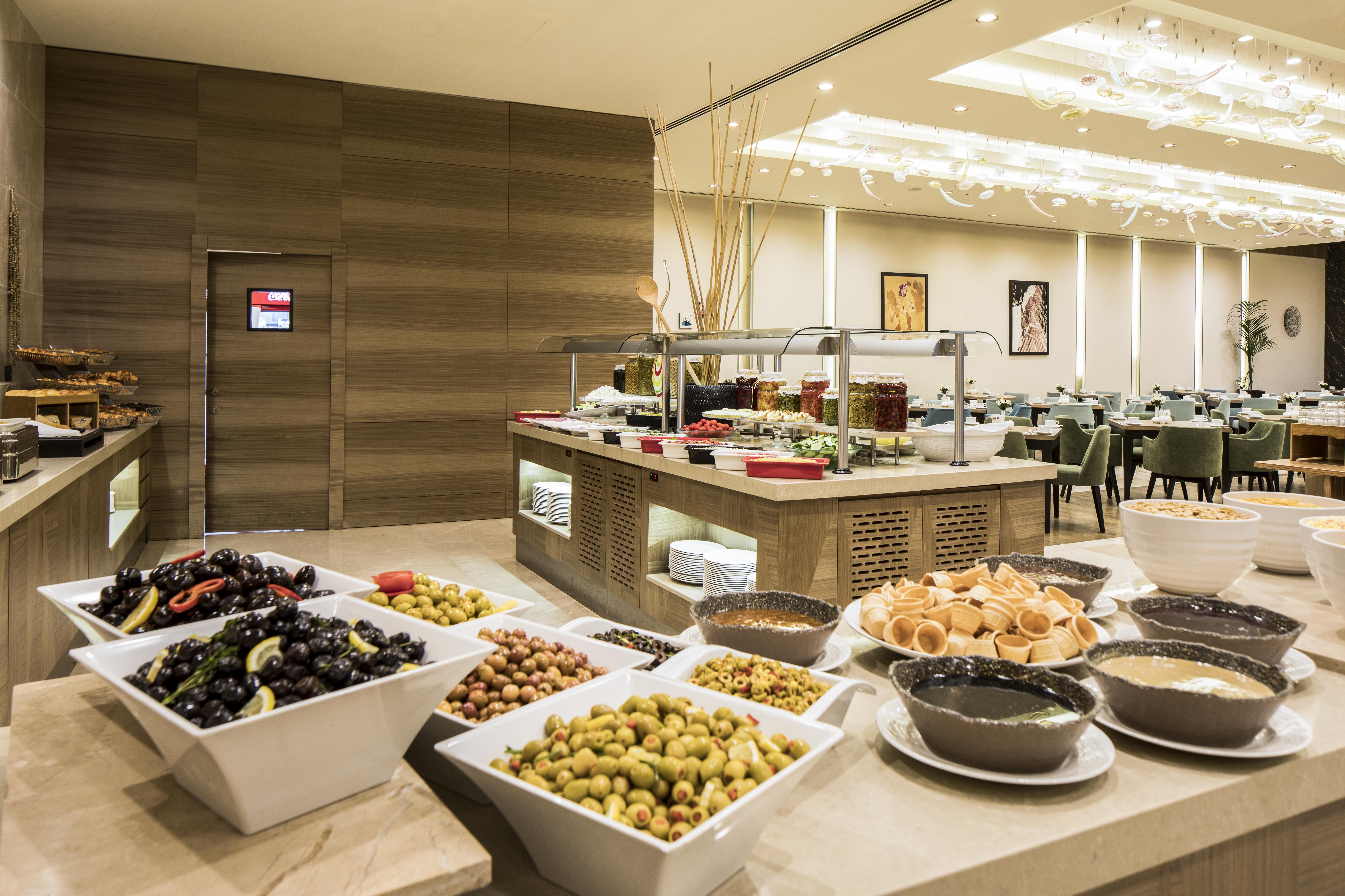 Clarion Hotel Golden Horn Istambul Extérieur photo A buffet at a hotel