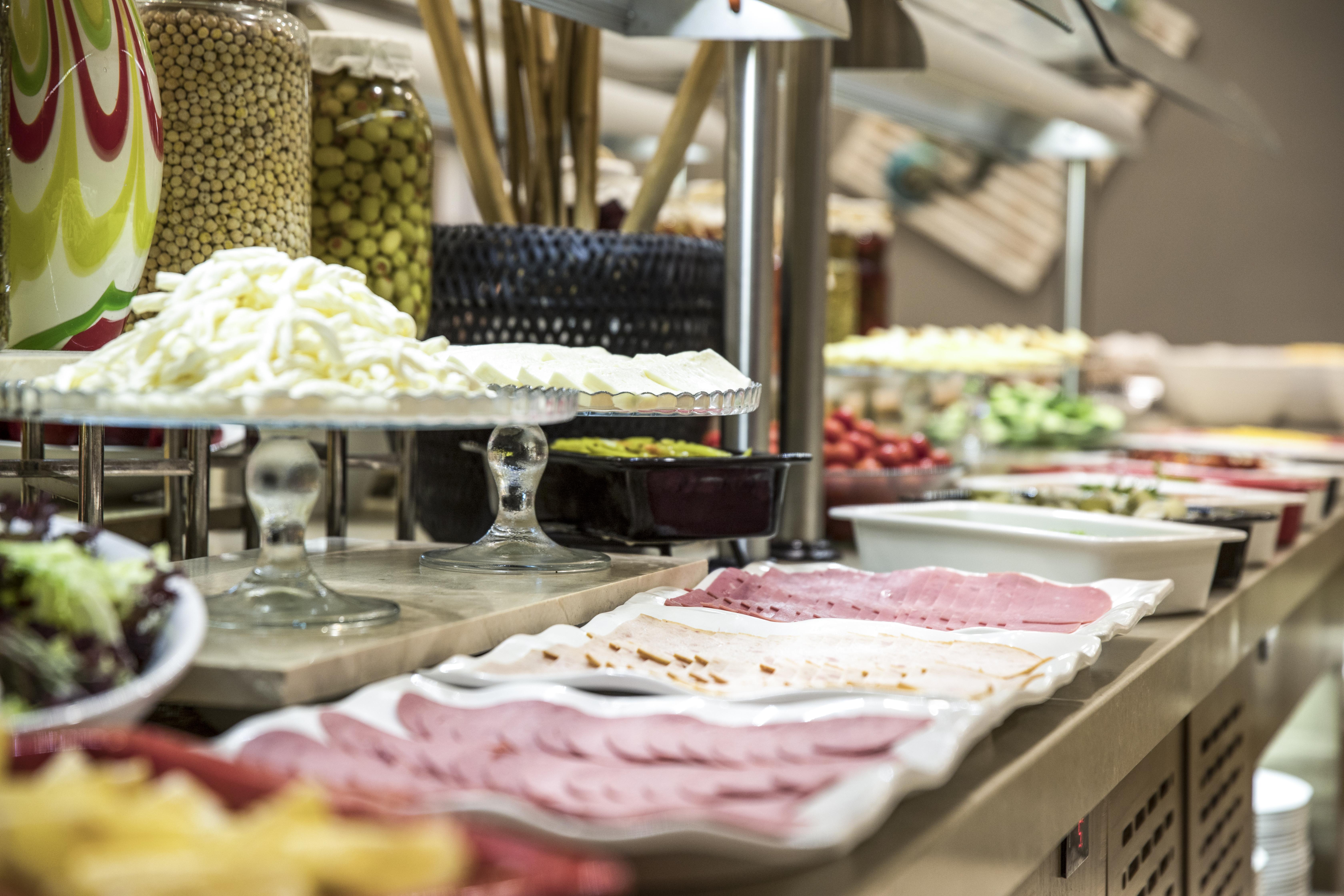 Clarion Hotel Golden Horn Istambul Extérieur photo A buffet at a hotel