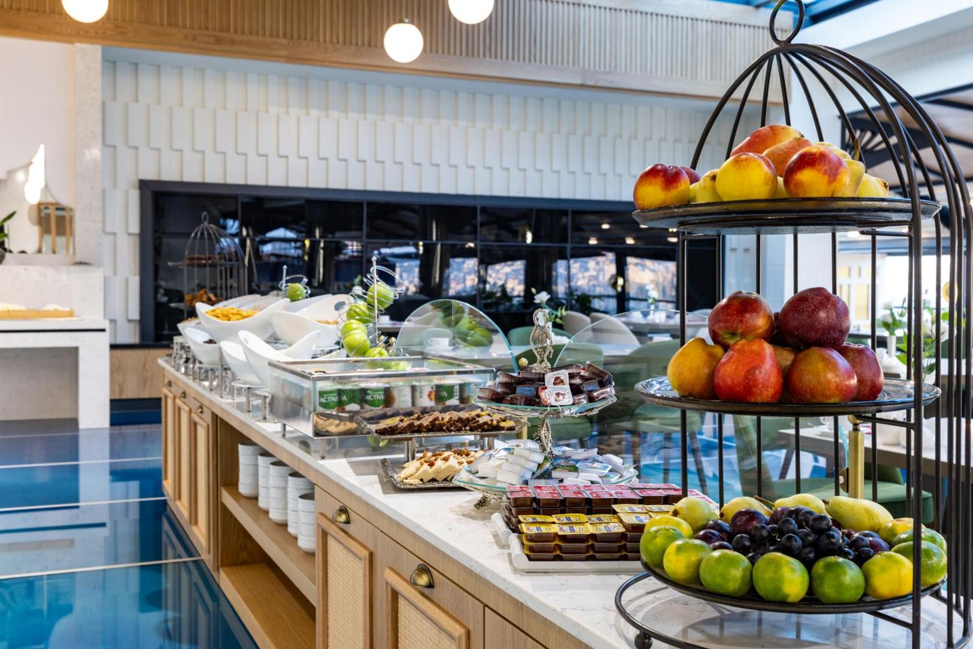 Clarion Hotel Golden Horn Istambul Extérieur photo A buffet at a hotel