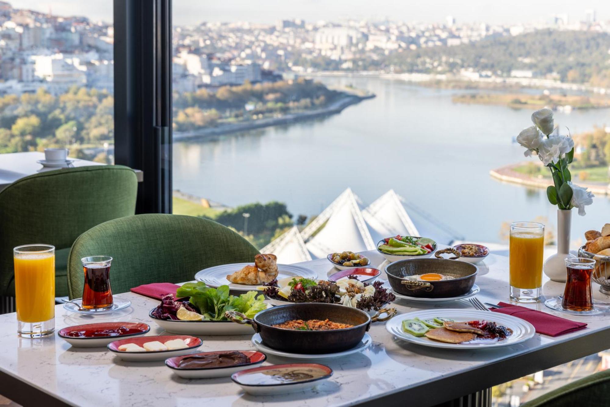 Clarion Hotel Golden Horn Istambul Extérieur photo Breakfast at the hotel
