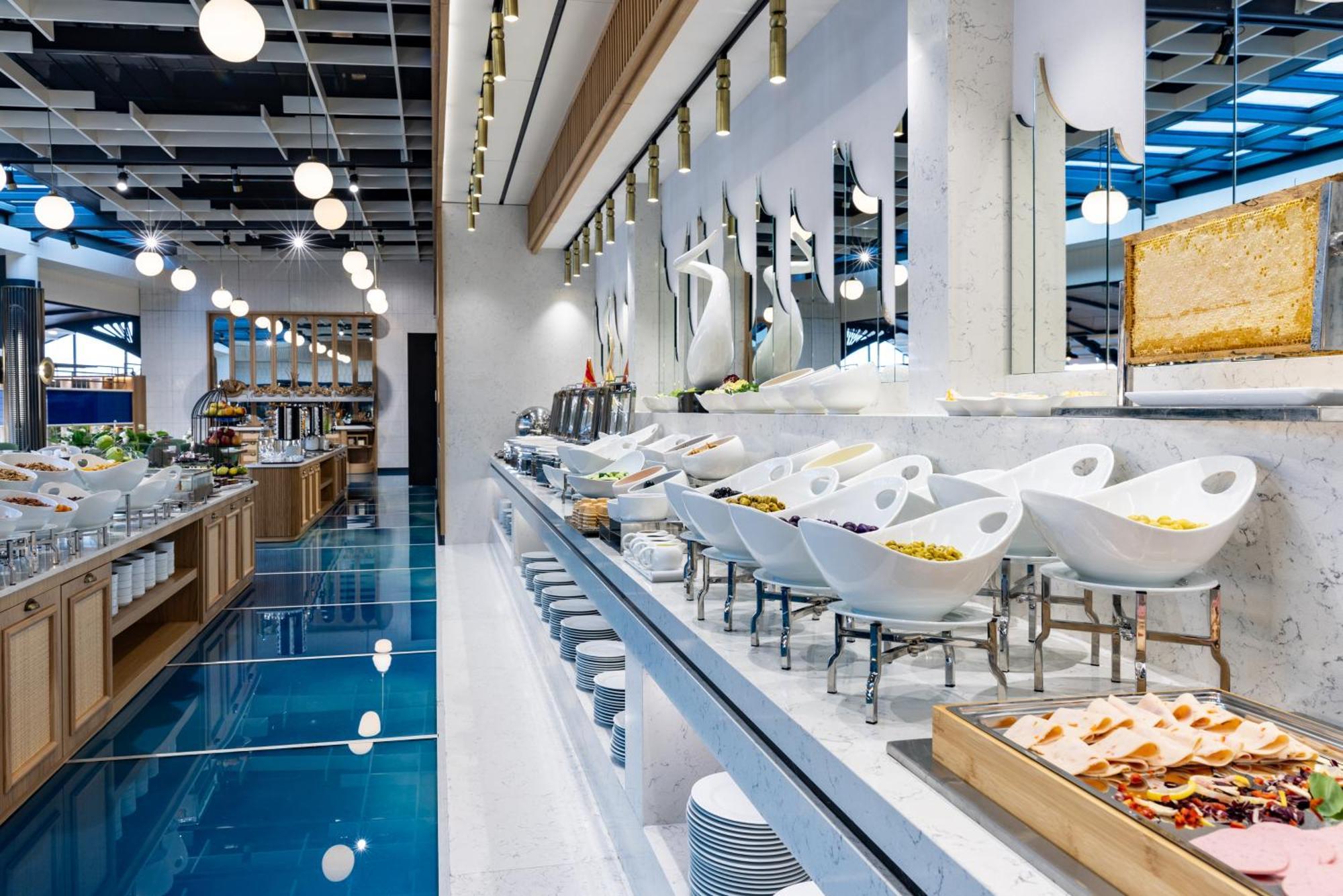 Clarion Hotel Golden Horn Istambul Extérieur photo The buffet at the lounge
