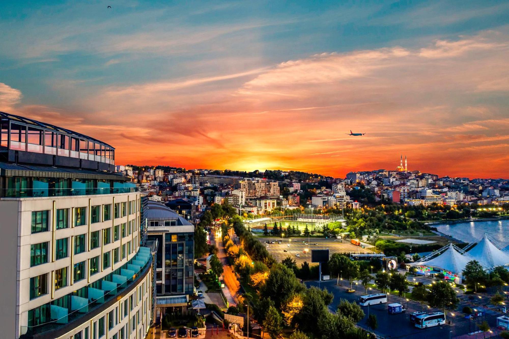 Clarion Hotel Golden Horn Istambul Extérieur photo Sunset over the city